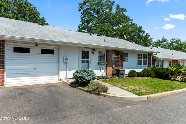 933C Thornhill Court, Lakewood, NJ 08701