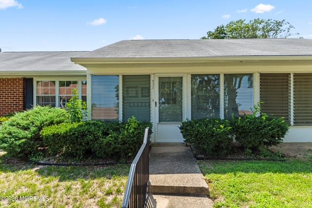 933C Thornhill Court, Lakewood, NJ 08701