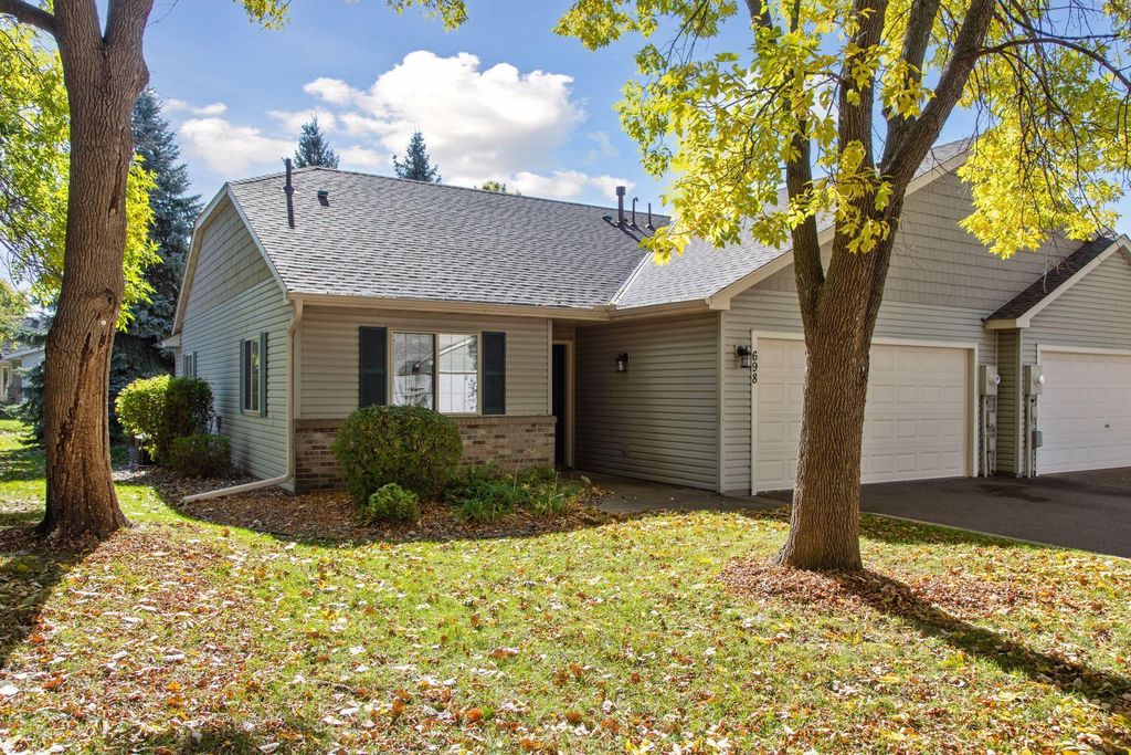 698 Monn Avenue, Vadnais Heights, MN 55127