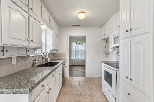 520 Circleview Drive N, Hurst, TX 76054