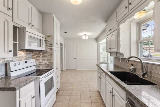 520 Circleview Drive N, Hurst, TX 76054
