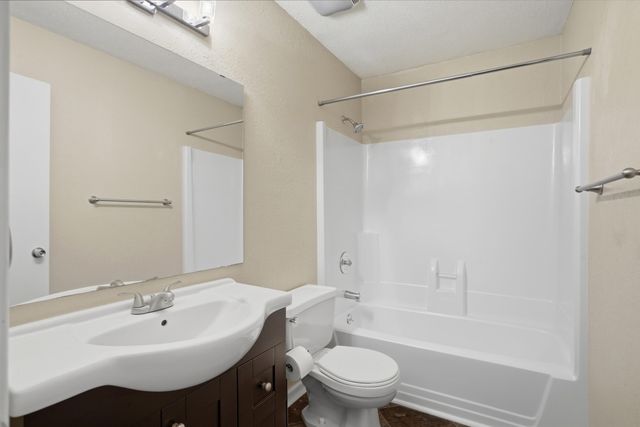 2004 WINCHESTER DR, Columbia, MO 65202