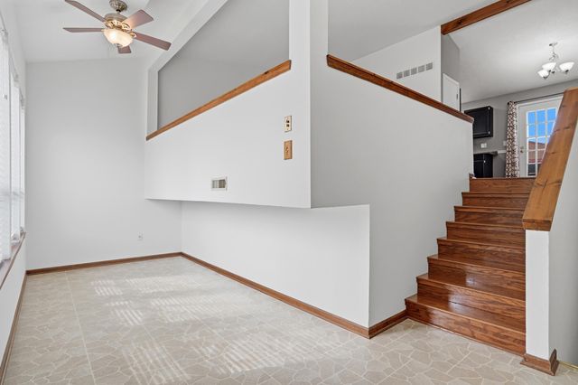 2004 WINCHESTER DR, Columbia, MO 65202