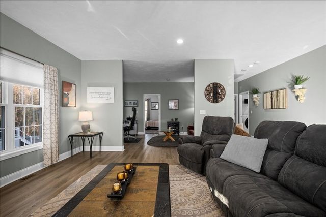 8 Tea Party Drive, Uxbridge, MA 01569