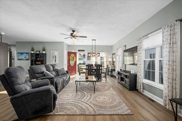 8 Tea Party Drive, Uxbridge, MA 01569