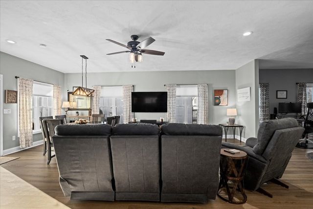 8 Tea Party Drive, Uxbridge, MA 01569