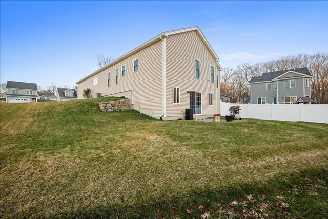 8 Tea Party Drive, Uxbridge, MA 01569