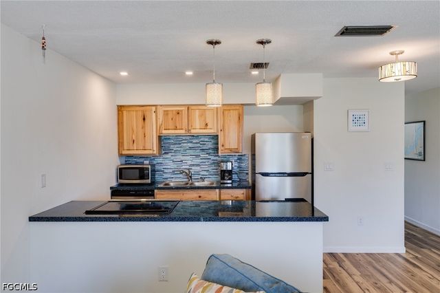 708 Victoria DR 105, Cape Coral, FL 33904