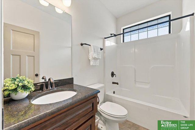 12504 S 81 Avenue, Papillion, NE 68046
