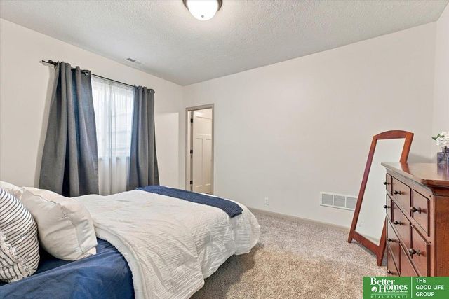 12504 S 81 Avenue, Papillion, NE 68046