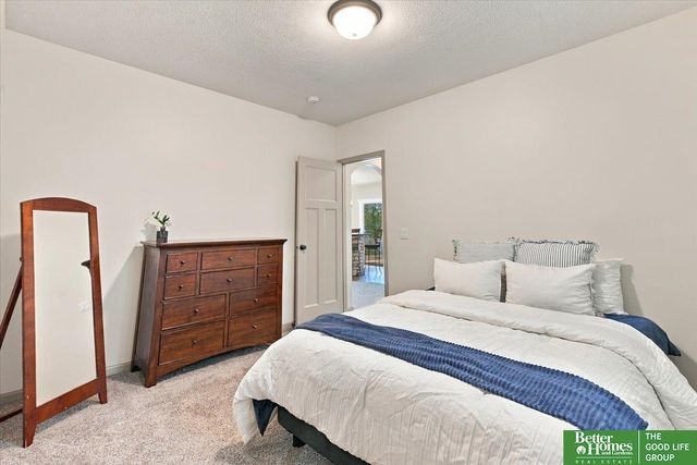 12504 S 81 Avenue, Papillion, NE 68046