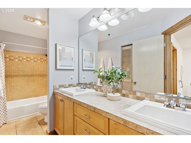 335 Nw UPTOWN Ter 3A, Portland, OR 97210