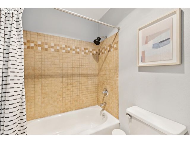 335 Nw UPTOWN Ter 3A, Portland, OR 97210