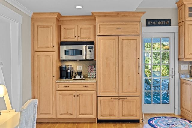 37 Five Gate Ln, Falmouth, MA 02556