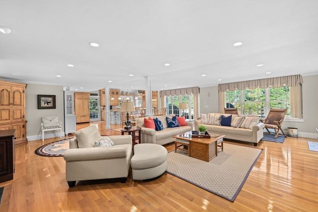 37 Five Gate Ln, Falmouth, MA 02556