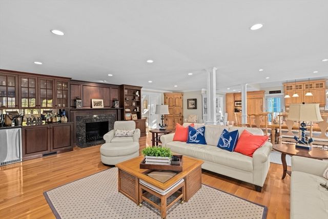 37 Five Gate Ln, Falmouth, MA 02556