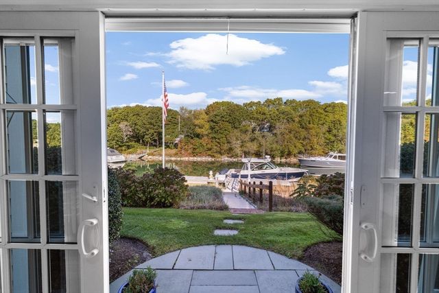 37 Five Gate Ln, Falmouth, MA 02556