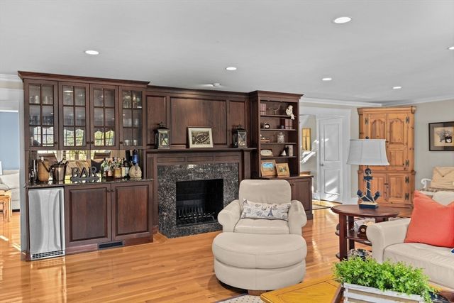 37 Five Gate Ln, Falmouth, MA 02556