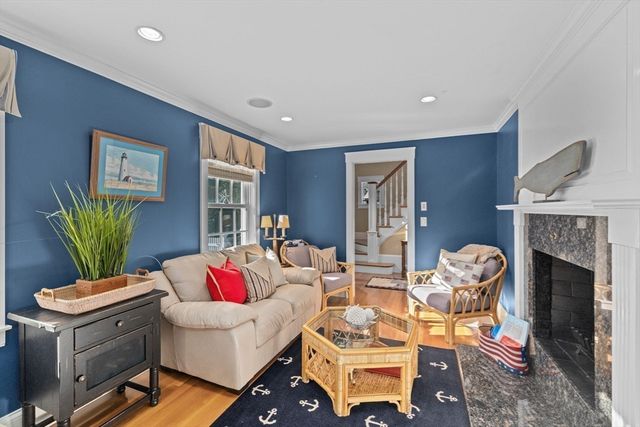 37 Five Gate Ln, Falmouth, MA 02556