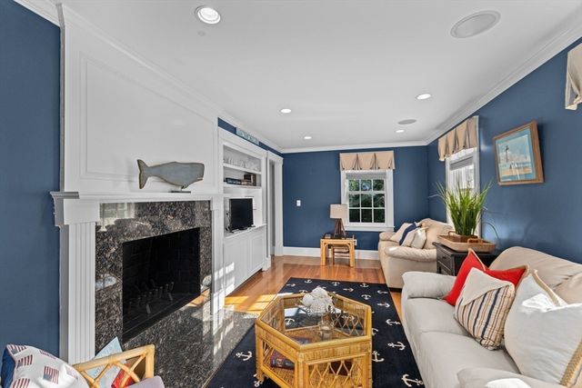 37 Five Gate Ln, Falmouth, MA 02556