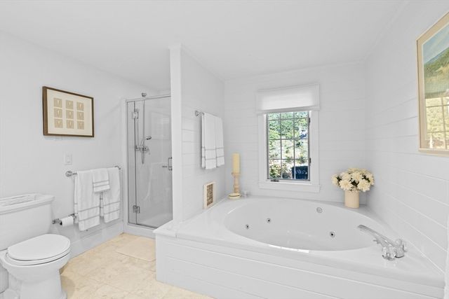 37 Five Gate Ln, Falmouth, MA 02556