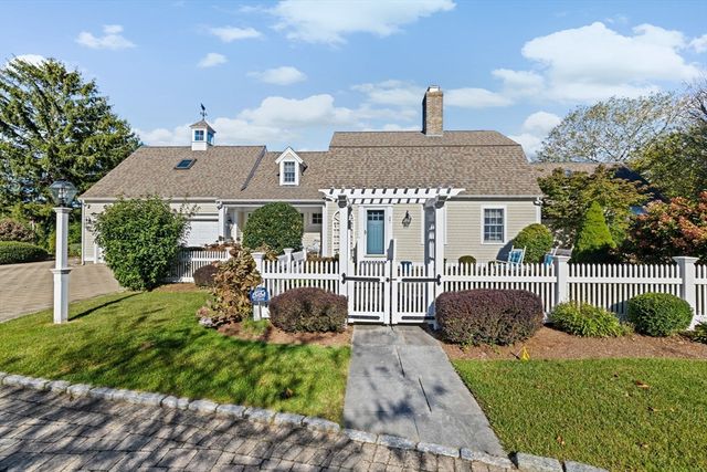 37 Five Gate Ln, Falmouth, MA 02556