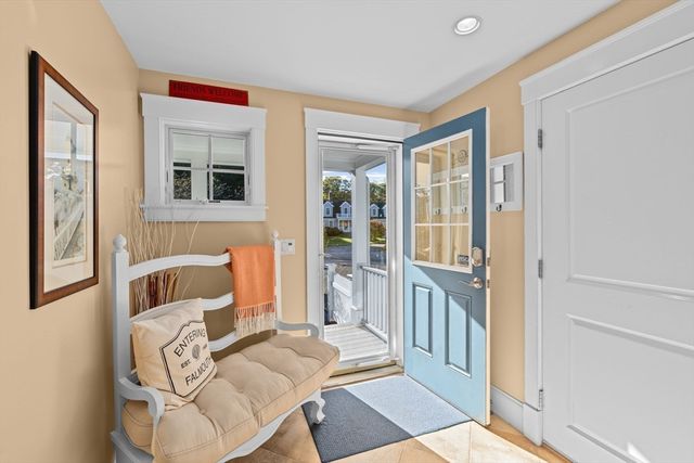 37 Five Gate Ln, Falmouth, MA 02556