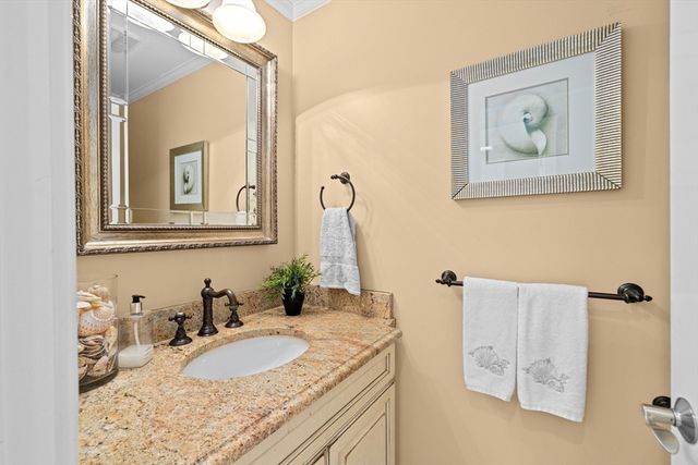 37 Five Gate Ln, Falmouth, MA 02556