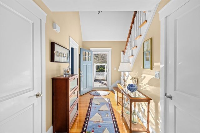 37 Five Gate Ln, Falmouth, MA 02556