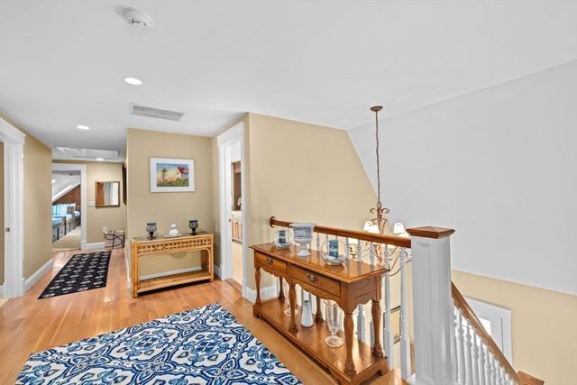 37 Five Gate Ln, Falmouth, MA 02556