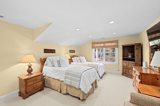 37 Five Gate Ln, Falmouth, MA 02556