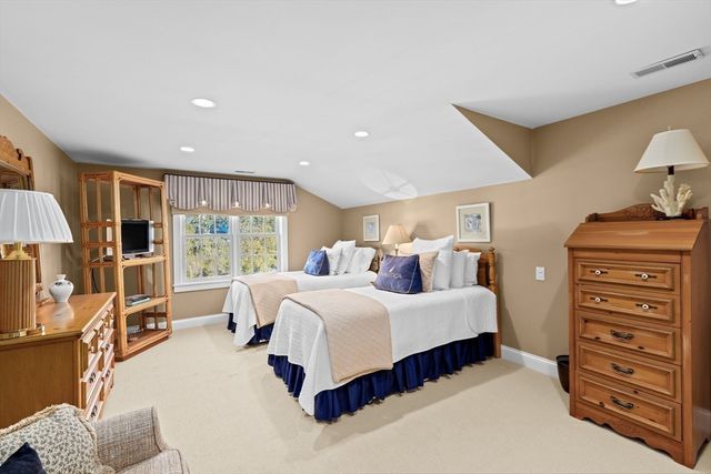 37 Five Gate Ln, Falmouth, MA 02556