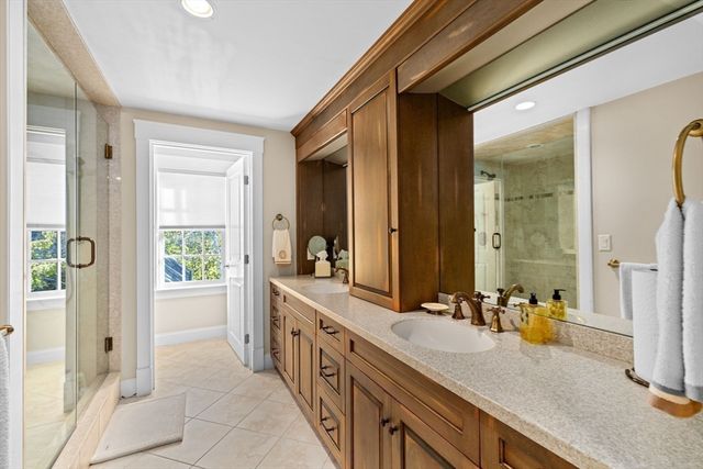 37 Five Gate Ln, Falmouth, MA 02556