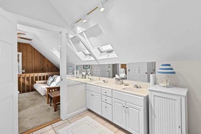 37 Five Gate Ln, Falmouth, MA 02556