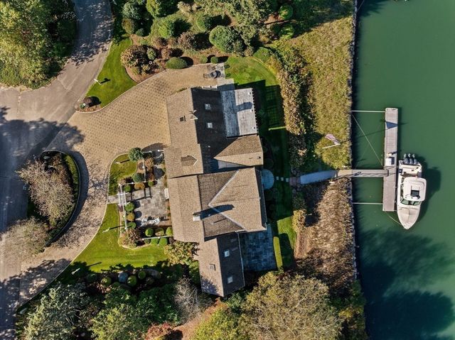 37 Five Gate Ln, Falmouth, MA 02556