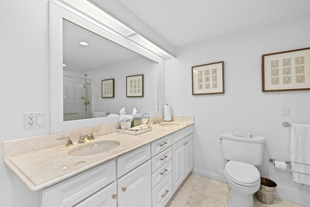 37 Five Gate Ln, Falmouth, MA 02556