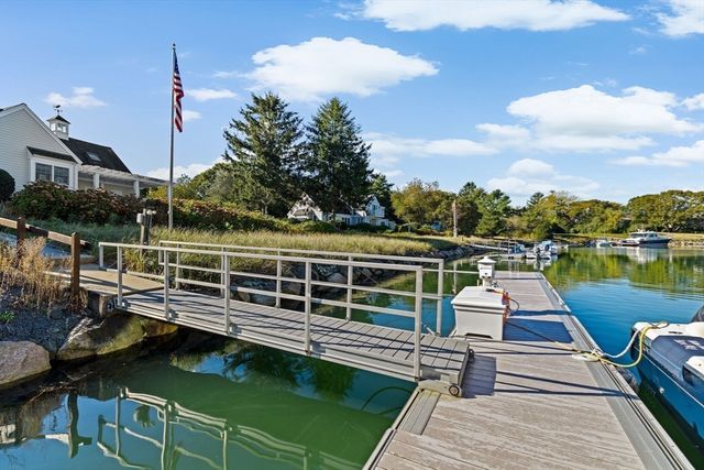 37 Five Gate Ln, Falmouth, MA 02556