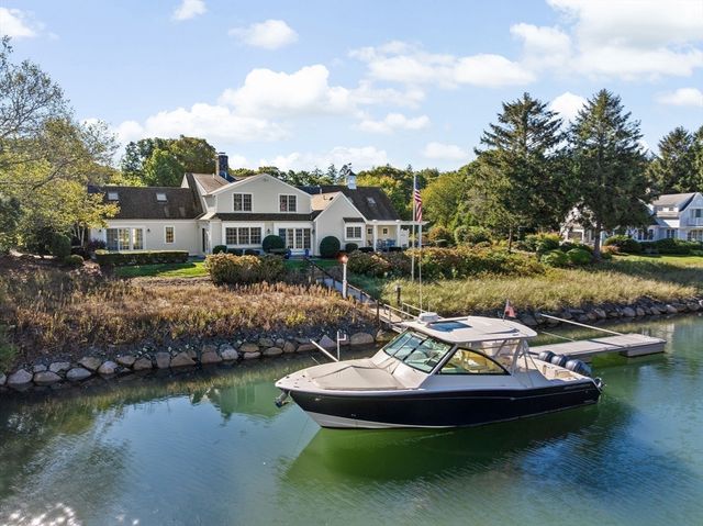 37 Five Gate Ln, Falmouth, MA 02556