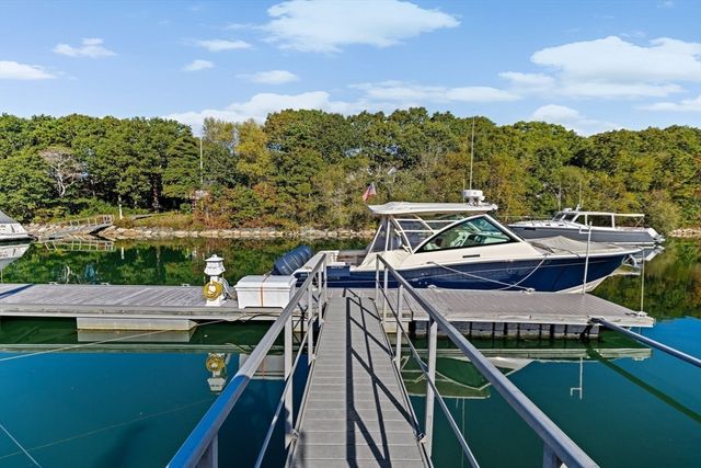 37 Five Gate Ln, Falmouth, MA 02556