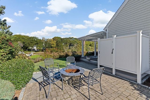 37 Five Gate Ln, Falmouth, MA 02556