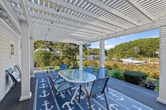 37 Five Gate Ln, Falmouth, MA 02556