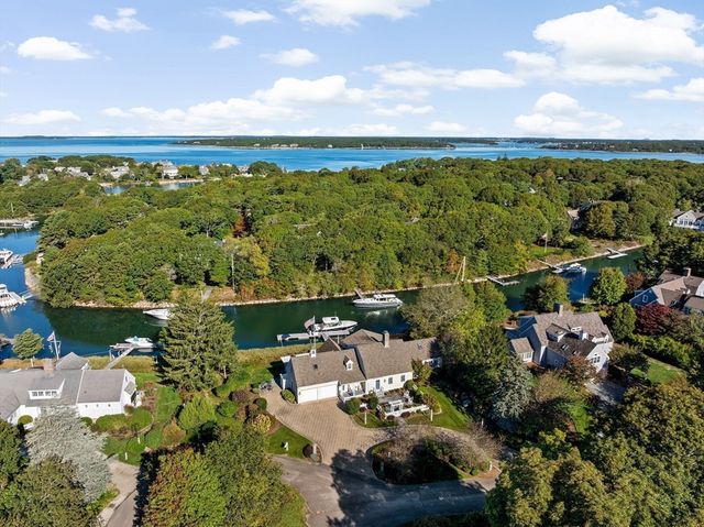 37 Five Gate Ln, Falmouth, MA 02556