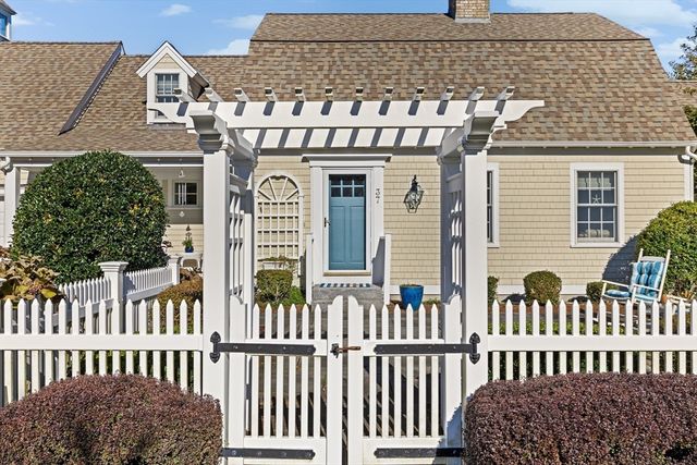 37 Five Gate Ln, Falmouth, MA 02556