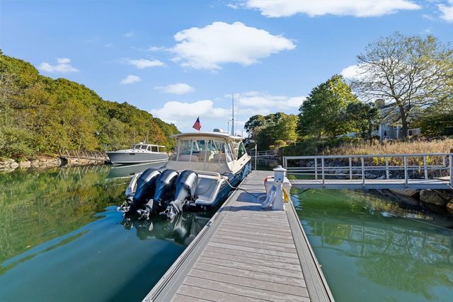 37 Five Gate Ln, Falmouth, MA 02556