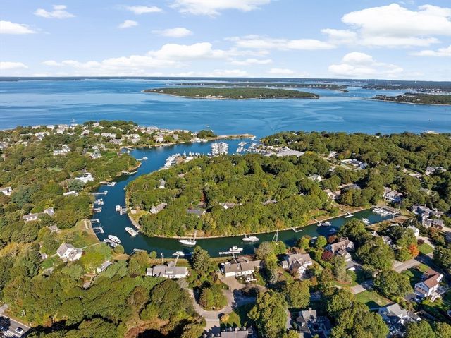 37 Five Gate Ln, Falmouth, MA 02556