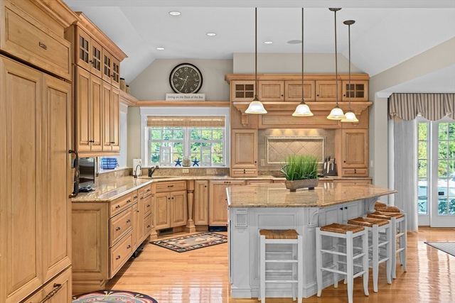 37 Five Gate Ln, Falmouth, MA 02556