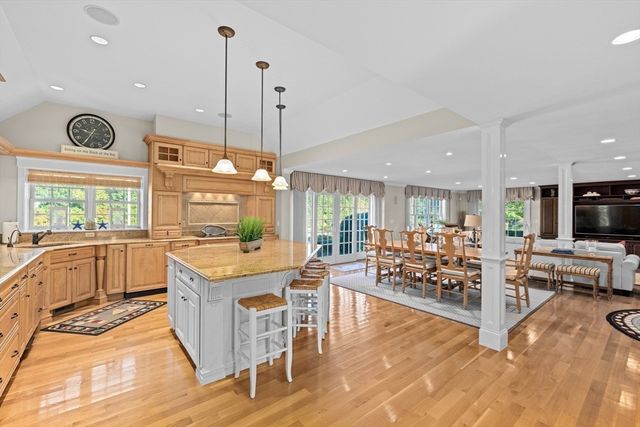 37 Five Gate Ln, Falmouth, MA 02556