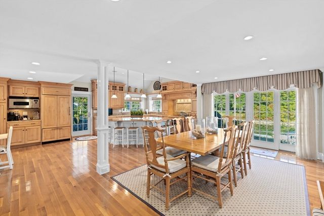 37 Five Gate Ln, Falmouth, MA 02556