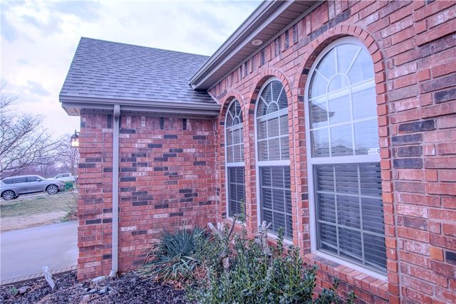 202 Dawn Drive, Centerton, AR 72719