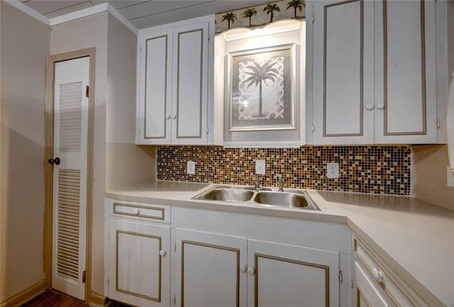 713 N Kossuth St, Rockport, TX 78382